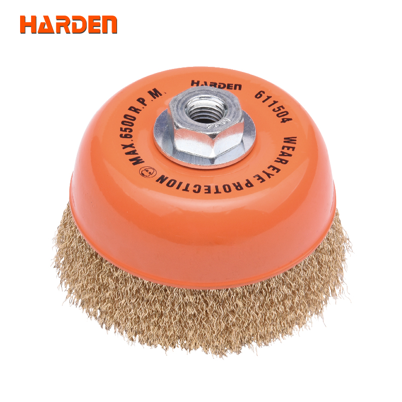 Brosse métallique avec écrou