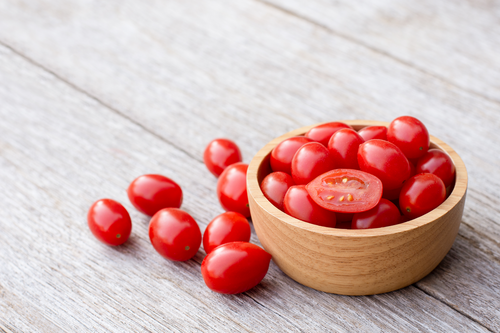 Tomate cerise rouge allongée