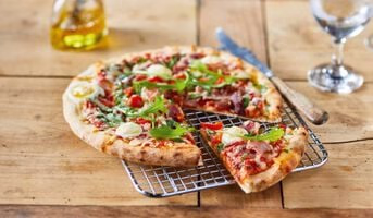 Pizza jambon speck, roquette, mozzarella