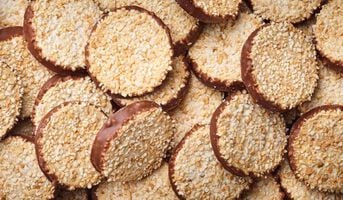 Biscuits meringués noisettes et chocolat au lait