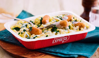 Coquillettes, mini-knacks et sauce à l'emmental