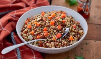 Perles de blé et lentilles vertes cuisinées