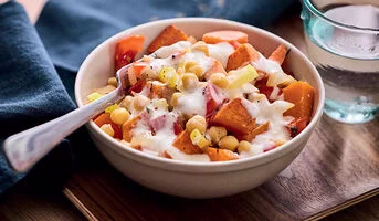 Bol de patate douce grillée, pois chiche, tomate