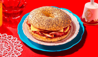 Bagel poulet, oignons, cheddar, bacon, moutarde