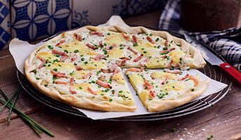 Tarte flambée, munster, jambon, oignon