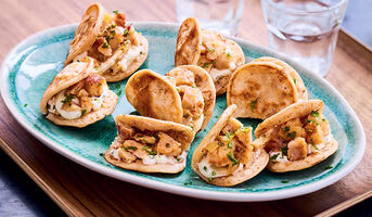 8 Mini kebabs, poulet rôti, sauce blanche, épices