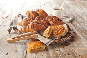 2 CROISSANTS + 2 PAINS AU CHOCOLAT + 2 CHAUSSONS AUX POMMES + 2 PAINS AUX RAISINS PUR BEURRE