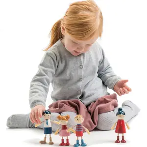 Famille de poupées en bois