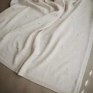 Couverture tricotée en coton bio Textured Dots Off White (80 x 100 cm)