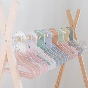 Lot de 15 cintres en velours rose