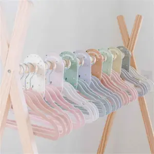 Lot de 15 cintres en velours écume