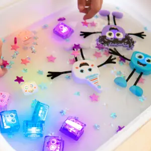 Personnage Lila violet et 2 cubes lumineux