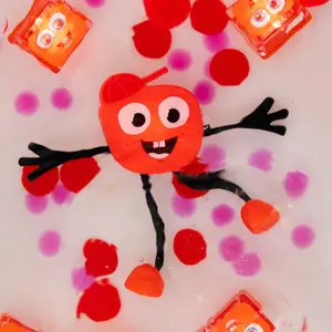 Personnage Sammy rouge et 2 cubes lumineux