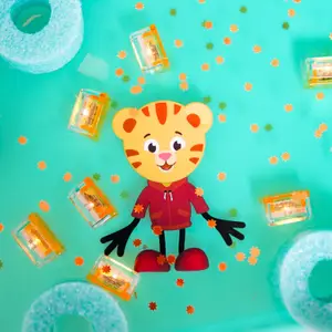 Personnage Daniel Tigre brun et 2 cubes lumineux