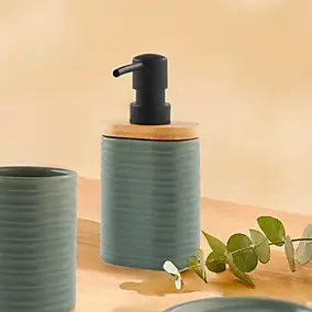 Distributeur de savon en céramique vert sauge et bambou l.5 x H.16,2 x P.8 cm, Levasseur Lily