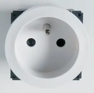 Prise avec terre bornes automatiques avec enjoliveur blanc