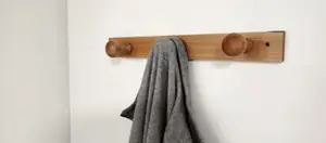 Porte-manteaux en pin verni - 3 têtes