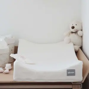 Matelas à langer incliné Sofalange avec housse blanche