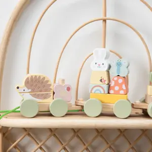 Petit train à empiler et tirer en bois