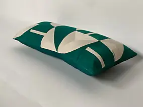 Coussin motif géométrique vert et blanc l.70 x h.30 cm
