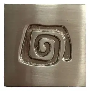 Bouton carré "ETHNIE" en zamak nickelé 25 mm