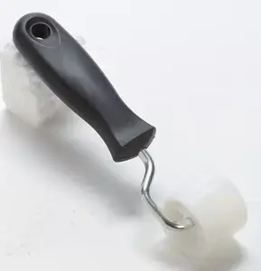 Roulette ébonite manche plastique noir