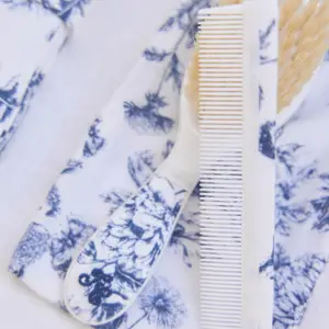 Brosse et peigne imprimé inspiration Toile de Jouy bleu