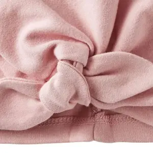 Bonnet de naissance noué rose thé