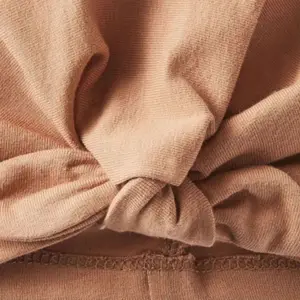 Bonnet de naissance noué cassonade