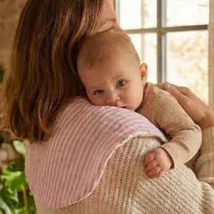 Bavoir 2 en 1 (poncho et épaule) gaze de coton bambou rayé vieux rose