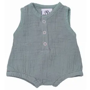 Barboteuse boutonnée pour poupée en gaze de coton vert de gris