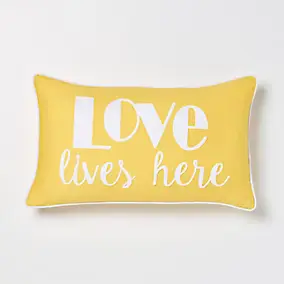 Coussin jaune brodé Love 50 x 30 cm en coton et acrylique