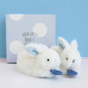 Coffret chaussons de naissance lapin bleu avec hochet (0-6 mois)