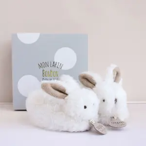 Coffret chaussons de naissance lapin taupe avec hochet (0-6 mois)