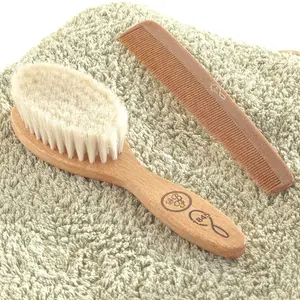 Brosse à cheveux bébé en hêtre rouge et soie de chèvre