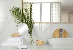 Miroir sur pied grossissant chrome