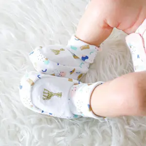 Chaussons édition limitée Sophie la girafe rose (0-1 mois)