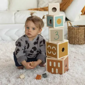 Cubes empilables en bois
