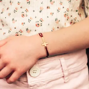 Bracelet cordon croix personnalisable (plaqué or 18 carats)