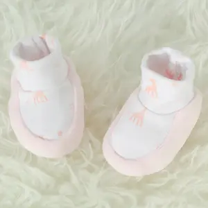 Chaussons de naissance roses Sophie la girafe (0-1 mois)