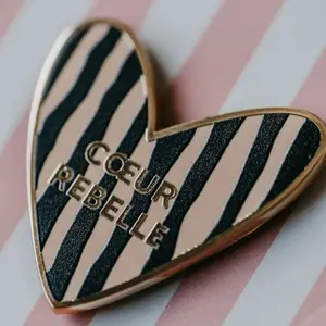 Pin's cœur à rayures Cœur Rebelle