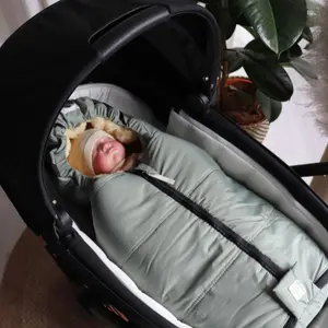 Chancelière pour siège-auto bébé en peau d'agneau NAADJA vert sauge et gris