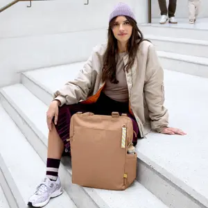 Sac à langer convertible en sac à dos amande