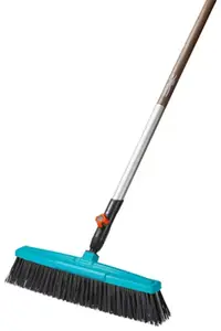 Balai de cantonnier manche en bois 130 cm combisystem avec grattoir