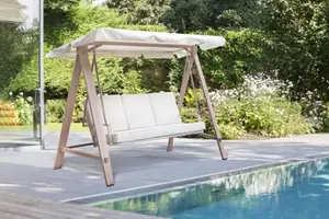 Balancelle en acier imitation bois avec coussins