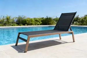 Bain de soleil en acier finition imitation bois avec assise textylène