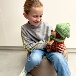Hérisson avec béret vert Prickle (20 cm assis)