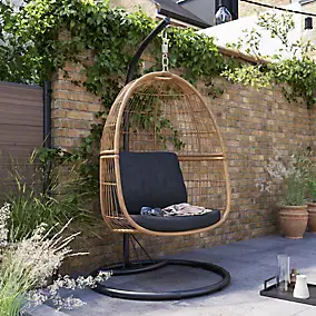 Fauteuil de jardin GoodHome Apolima en acier et rotin synthétique - Coloris marron rotin et noir ébène - Hauteur 196 cm