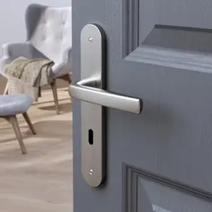 Poignée de porte "Iza" avec trou pour clé - Entraxe 195 mm