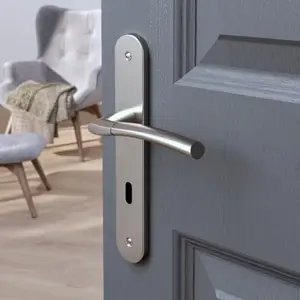Poignée de porte "Helmic" avec trou pour clé - Entraxe 195 mm